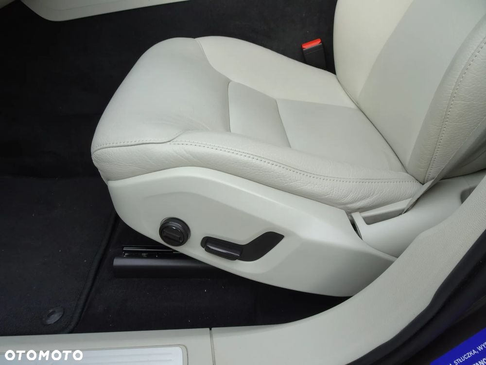 Volvo XC 60 B4 D Momentum Pro - 22
