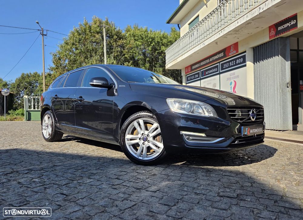 Volvo V60 D6 Plug-In-Hybrid AWD Geartronic Pure Limited - 1