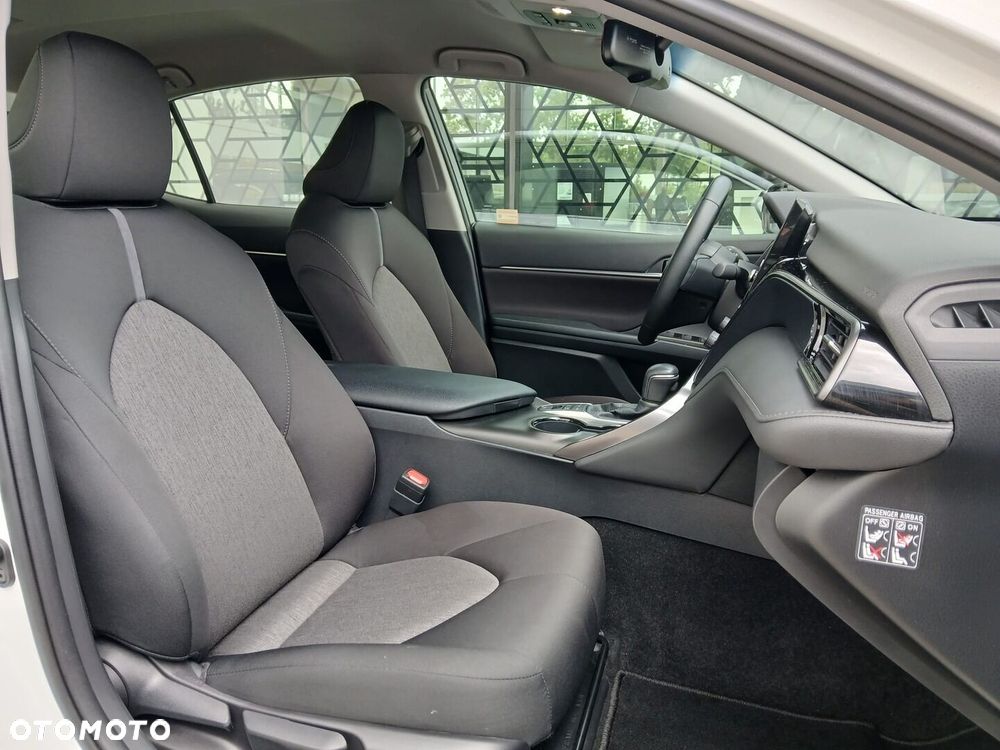 Toyota Camry 2.5 Hybrid Comfort CVT - 24