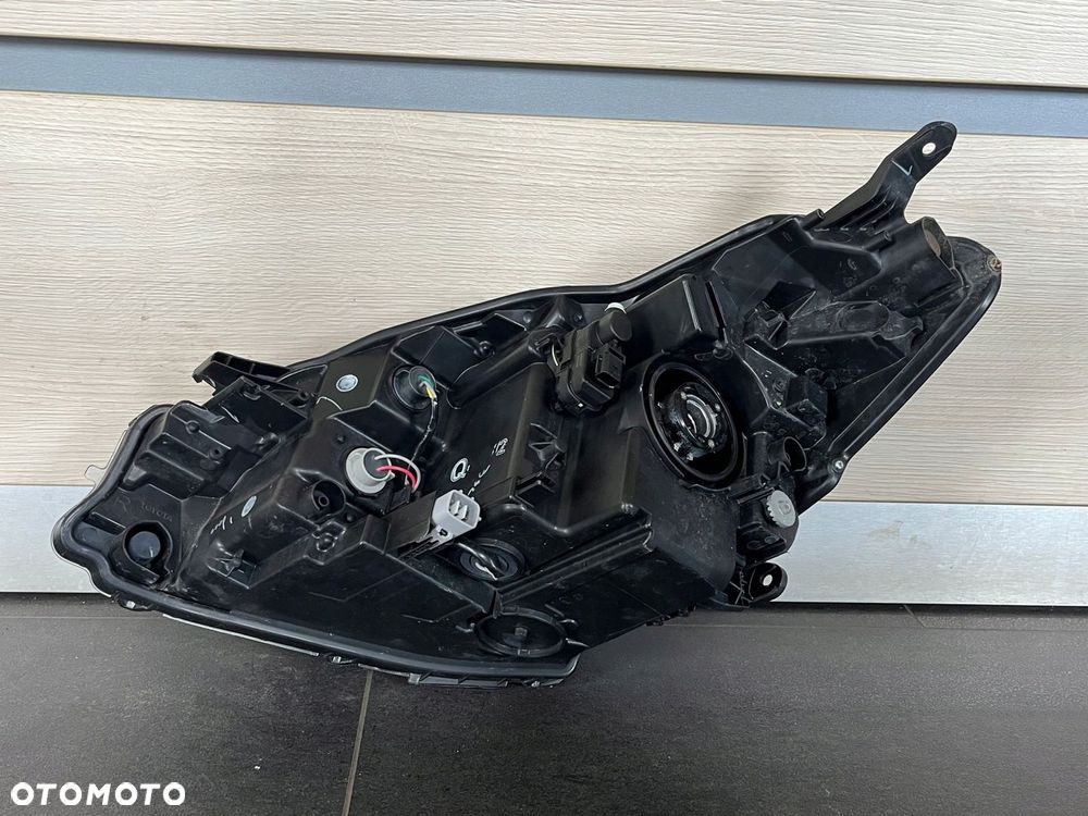 Lampa prawa przednia TOYOTA YARIS III LIFT ładna - 5
