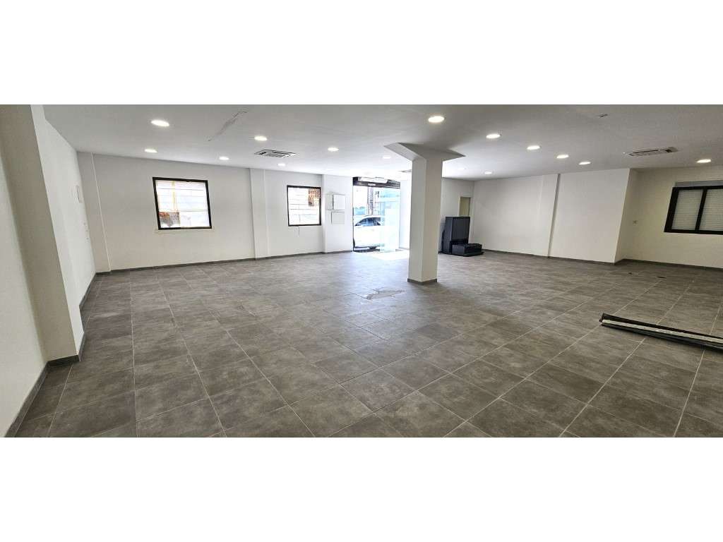 Armazém / Espaço comercial renovado - Bairro da Milharada, Famões - Grande imagem: 2/8