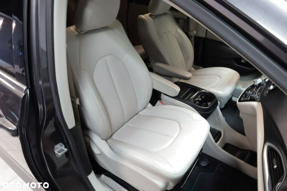 Chrysler Pacifica - 12