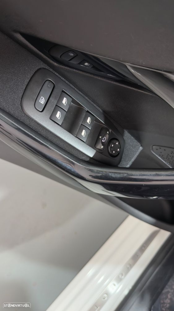 Peugeot 208 1.2 PureTech Signature - 15