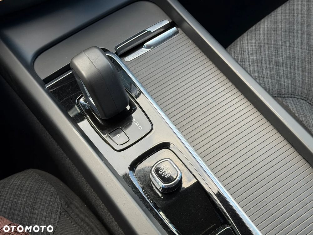 Volvo XC 60 B4 B Momentum - 22