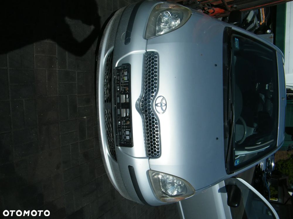 Toyota Yaris I (99-03r.) 1.0 B 68KM. Silnik 1SZ-FE Skrzynia MTM 5F lakier 199. Cały na części. GWARANCJA !!!  Przód Tył Zestaw Komplet Drzwi Klapa Zderzak Błotnik Maska Grill Atrapa Szyba Pas Lampa Lusterko Boczki Fotel Kanapa Kokpit Deska Rozdzielcza Przełącznik Włącznik Sterownik Przewody Wiązka Instalacja Moduł Komputer Czujnik Listwa Pompa Alternator Wtryski Głowica Rozrusznik Kompresor Sprzęgło Dwumas Silnik Skrzynia ABS Klimatyzacji Paliwa Wspomagania Kolektor Turbina Przepustnica Zawór Chłodnica Koło Hak Belka Sanki Zawieszenie Mcpherson Półoś Amortyzator Wydech Tłumik Zacisk Most - 8