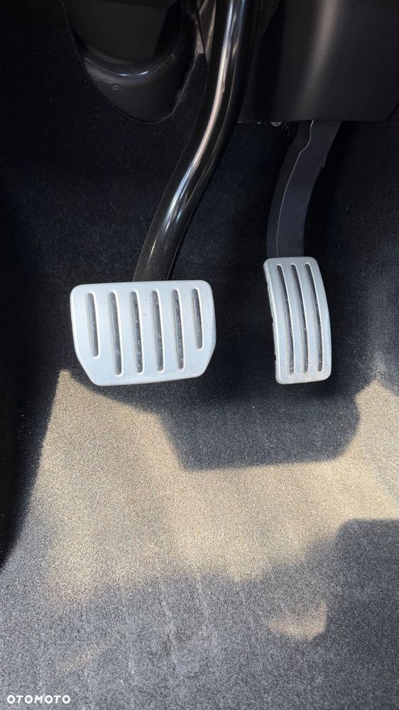 Tesla Model Y Performance AWD - 13