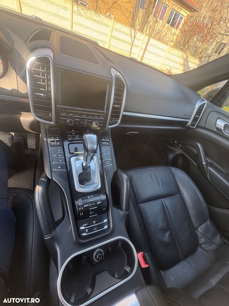 Porsche Cayenne 3.0 L V6 - 6