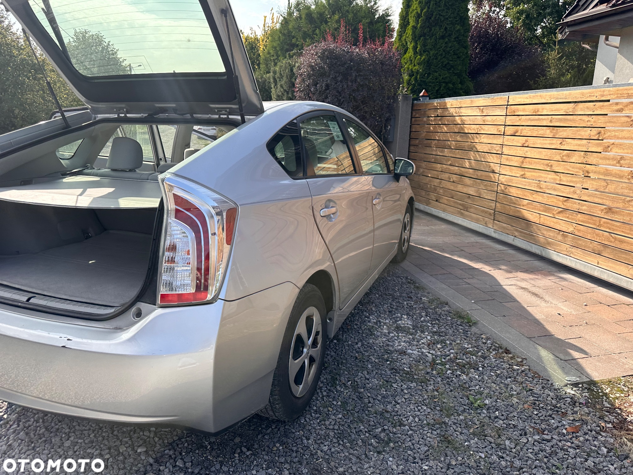 Toyota Prius (Hybrid) - 3
