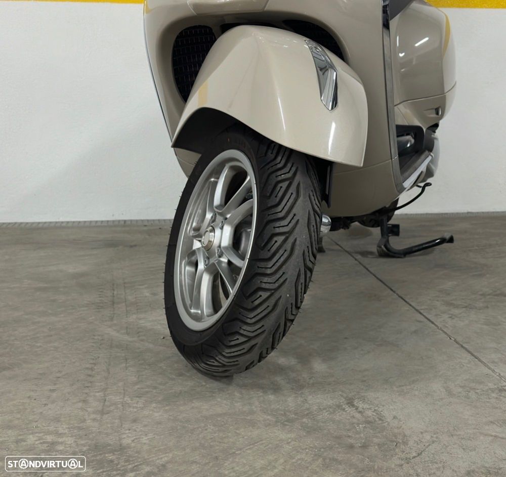 Piaggio Vespa 300 Super - 9