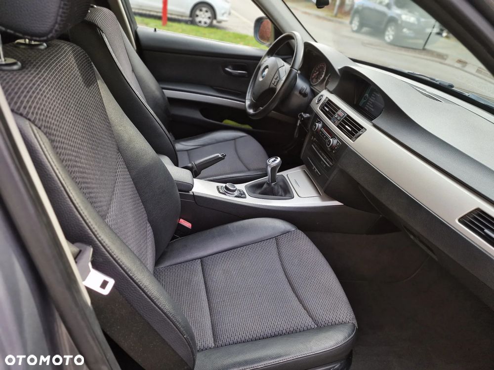 BMW Seria 3 320d xDrive - 27