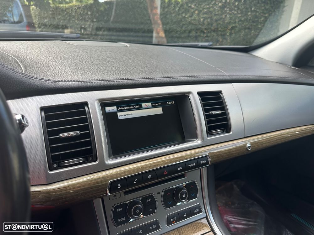 Jaguar XF 2.2 D Premium Luxury - 23