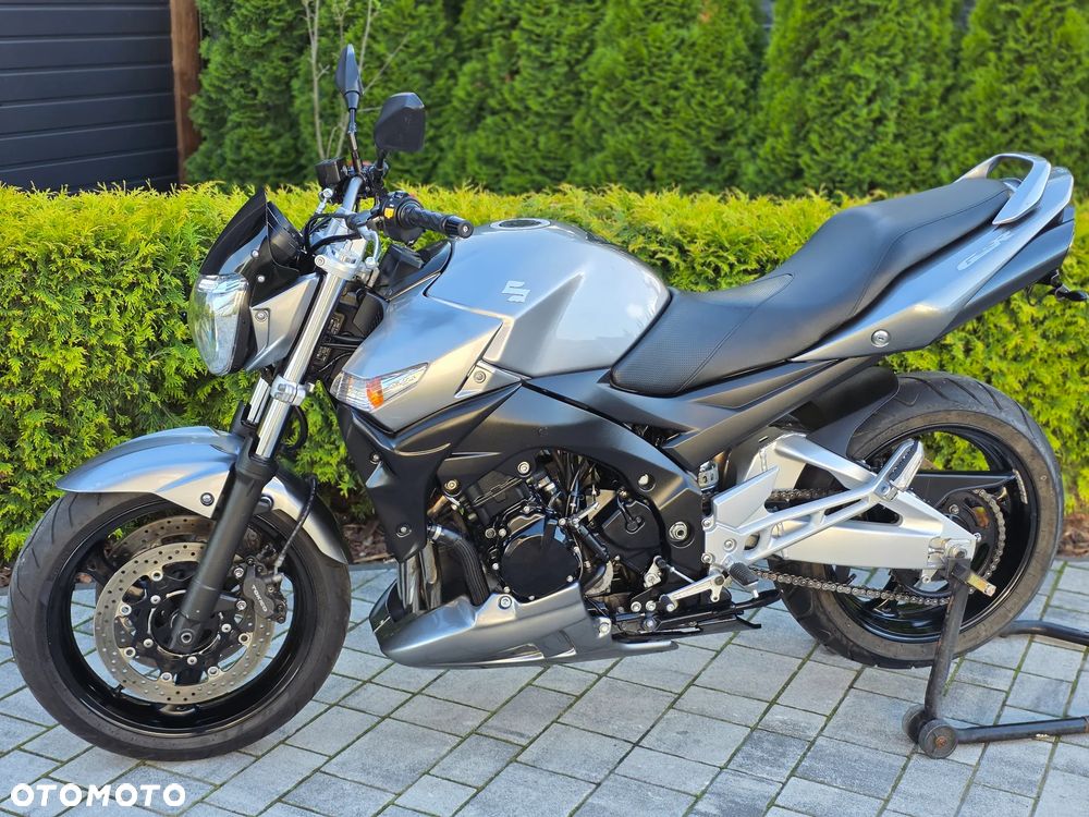 Suzuki GSR - 21