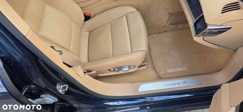 Porsche Panamera 4 PDK - 22