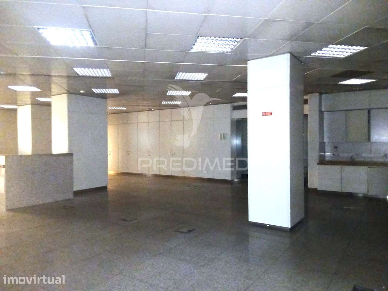 Espaço Comercial com 800m2 - Rotunda da Areosa - Gondomar - Grande imagem: 3/8