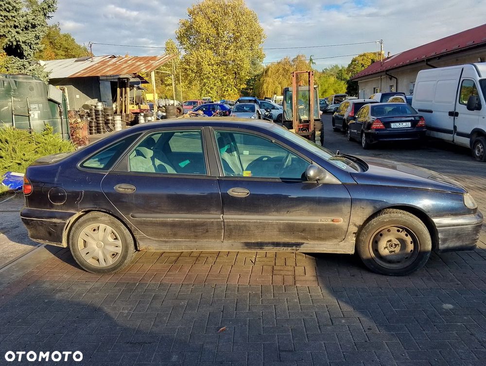 Renault Laguna I FL (98-01.) 1.9DTI 96KM. Silnik F9Q 716 Skrzynia JC5 085 lakier NV472 / 472 - DUSK BLUE.Cały na części. GWARANCJA !!!  Przód Tył Zestaw Komplet Drzwi Klapa Zderzak Błotnik Maska Grill Atrapa Szyba Pas Lampa Lusterko Boczki Fotel Kanapa Kokpit Deska Rozdzielcza Przełącznik Włącznik Sterownik Przewody Wiązka Instalacja Moduł Komputer Czujnik Listwa Pompa Alternator Wtryski Głowica Rozrusznik Kompresor Sprzęgło Dwumas Silnik Skrzynia ABS Klimatyzacji Paliwa Wspomagania Kolektor Turbina Przepustnica Zawór Chłodnica Koło Hak Belka Sanki Zawieszenie Mcpherson Półoś Amortyzator Wydech Tłumik Zacisk Most - 7