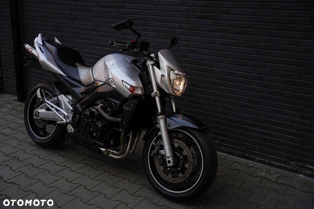 Suzuki GSR - 24