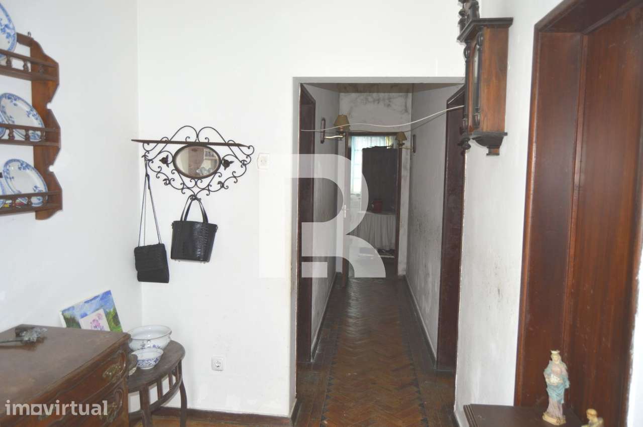 Prédio de 2 pisos p/ reabilitação no centro de Salvaterra de Magos - Grande imagem: 2/44