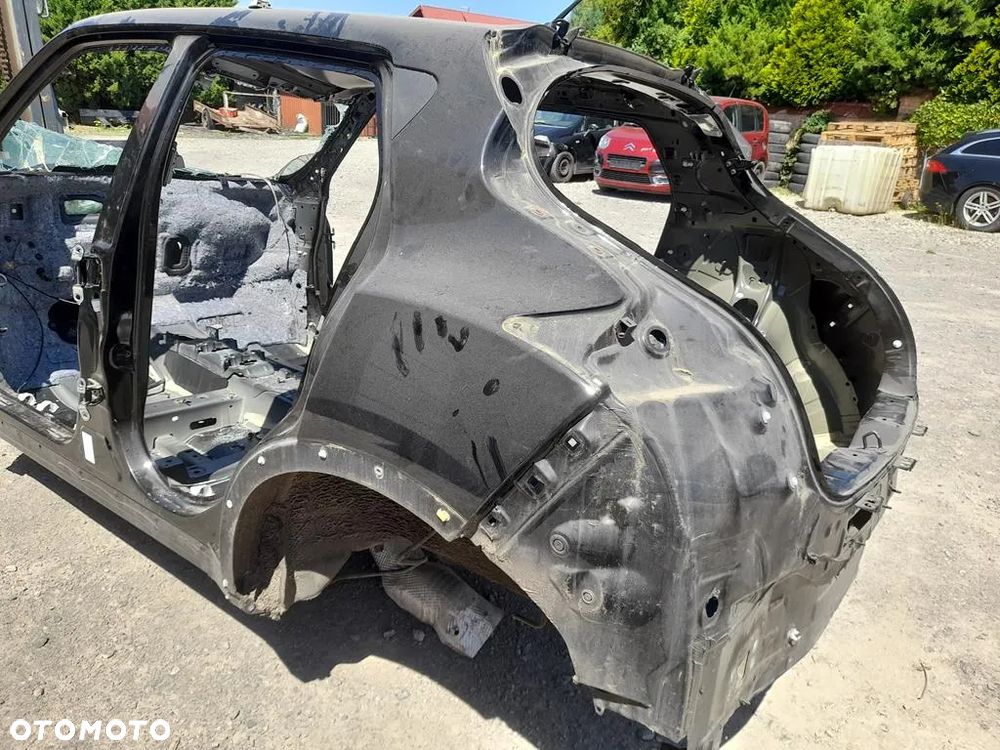 Pas tylni wanna Nissan Juke I F15 - 5