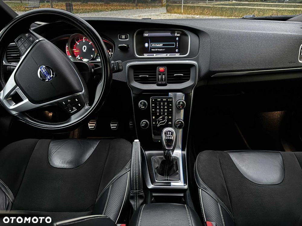 Volvo V40 D3 R-Design - 11