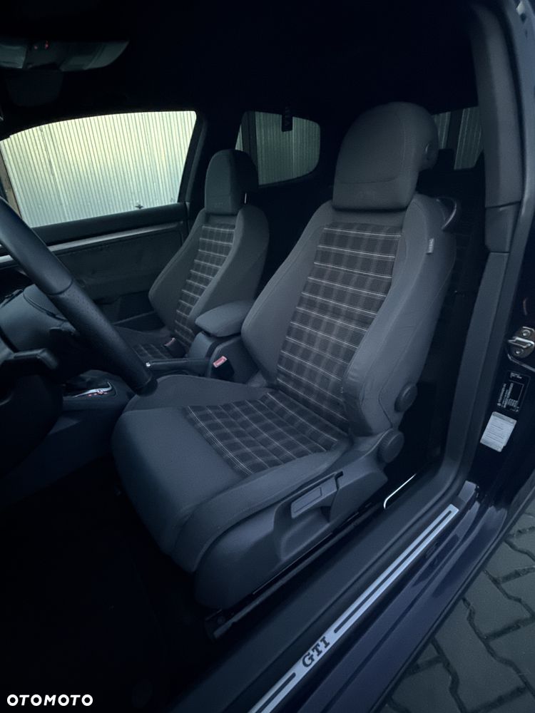 Volkswagen Golf - 11