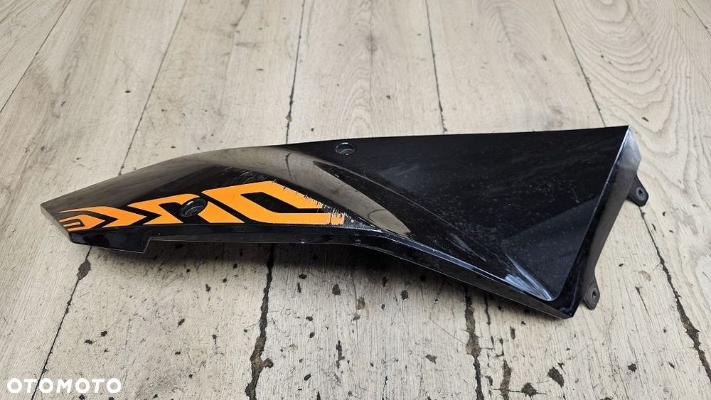Prawy bok osłona zbiornika KTM 690 Duke (2008-2011)  75008051000 - 5