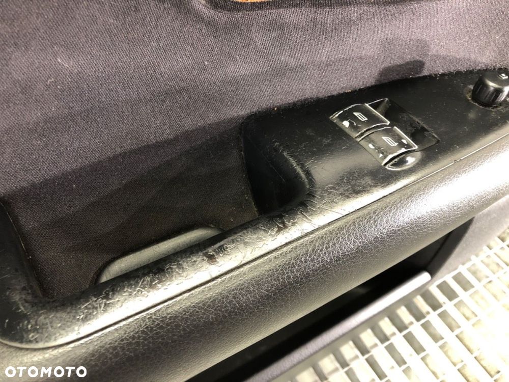 BOCZEK DRZWI LEWY PRZÓD - 114.00 PLN - AUDI A4 B6 (8E2) 2000 - 2005 1.9 TDI 96 kW [130 KM] olej - 3