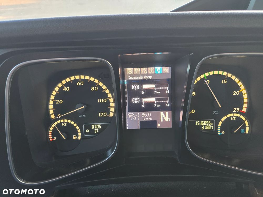 Mercedes-Benz 1842 - 9