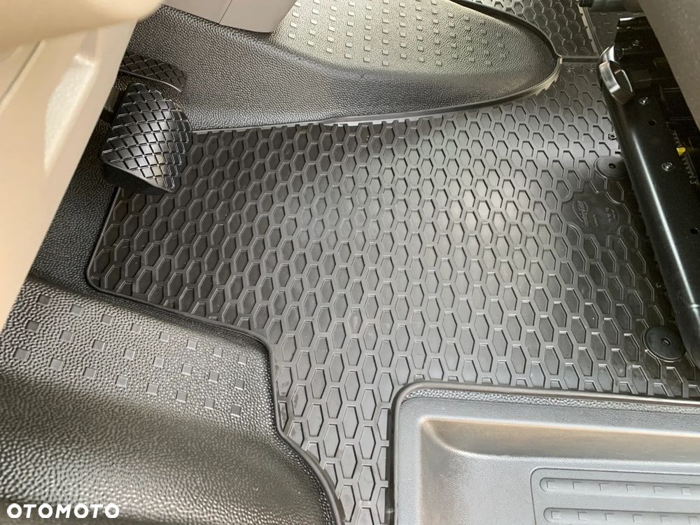 Volkswagen TRANSPORTER MOCNY T6 SILNIK DNA 2.0TDI MOC 150KM DSG7 SKRZYNIA AUTOMAT Ilość miejsc 9 osobowy ZABUDOWA KOMBI VAN MINIBUS SPECJALNA CARAVELLE Lampy Bi-LED Kamera  Radar 2x boczne drzwi przesuwne! Aktywny tempomat, Asystent pasa, System zmiany pasa, Podgrzewane fotele, Dwustrefowa Klimatyzacja i ogrzewanie! Fabryczne oryginał WEBASTO 5kW THERMO COMFORT SE Szybkie nagrzewanie silnika zimą! - 17