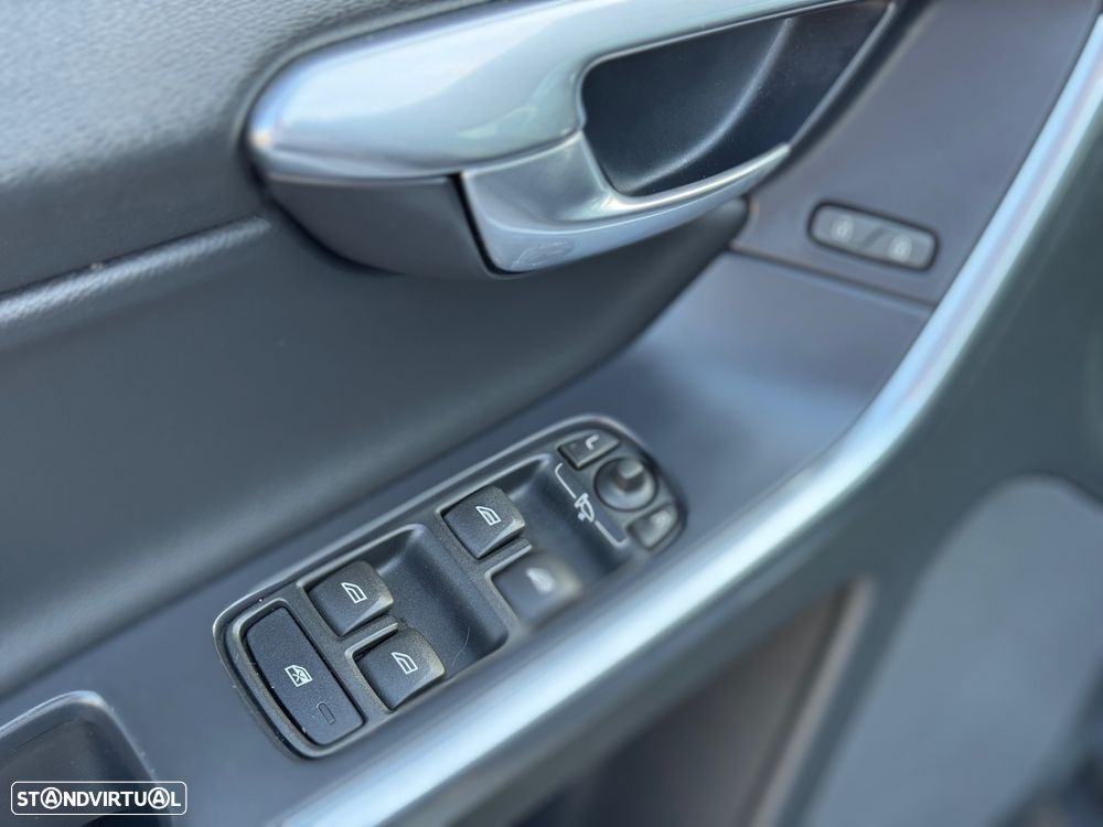 Volvo XC 60 2.0 D4 Momentum Geartronic - 20