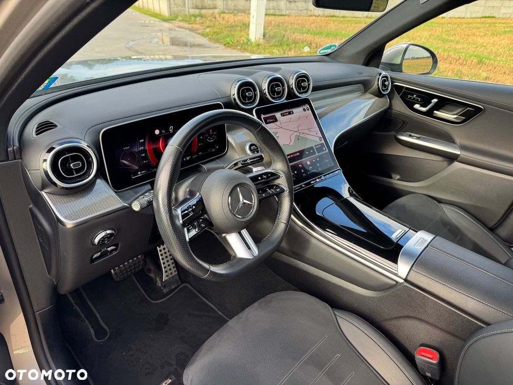 Mercedes-Benz GLC 300 4Matic 9G-TRONIC AMG Line Plus - 23