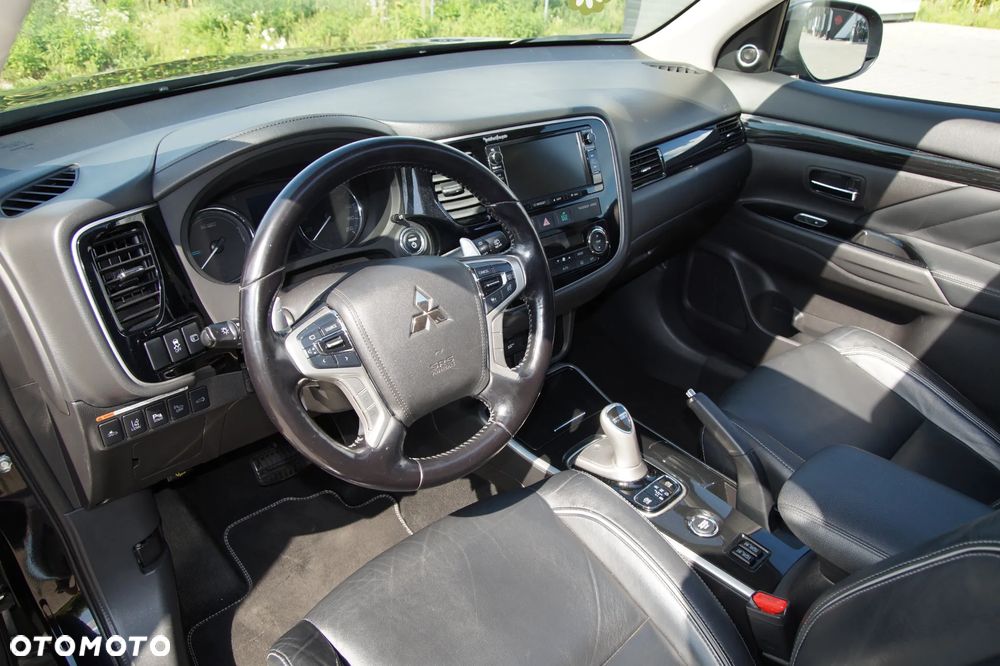 Mitsubishi Outlander Instyle NAVI + - 9