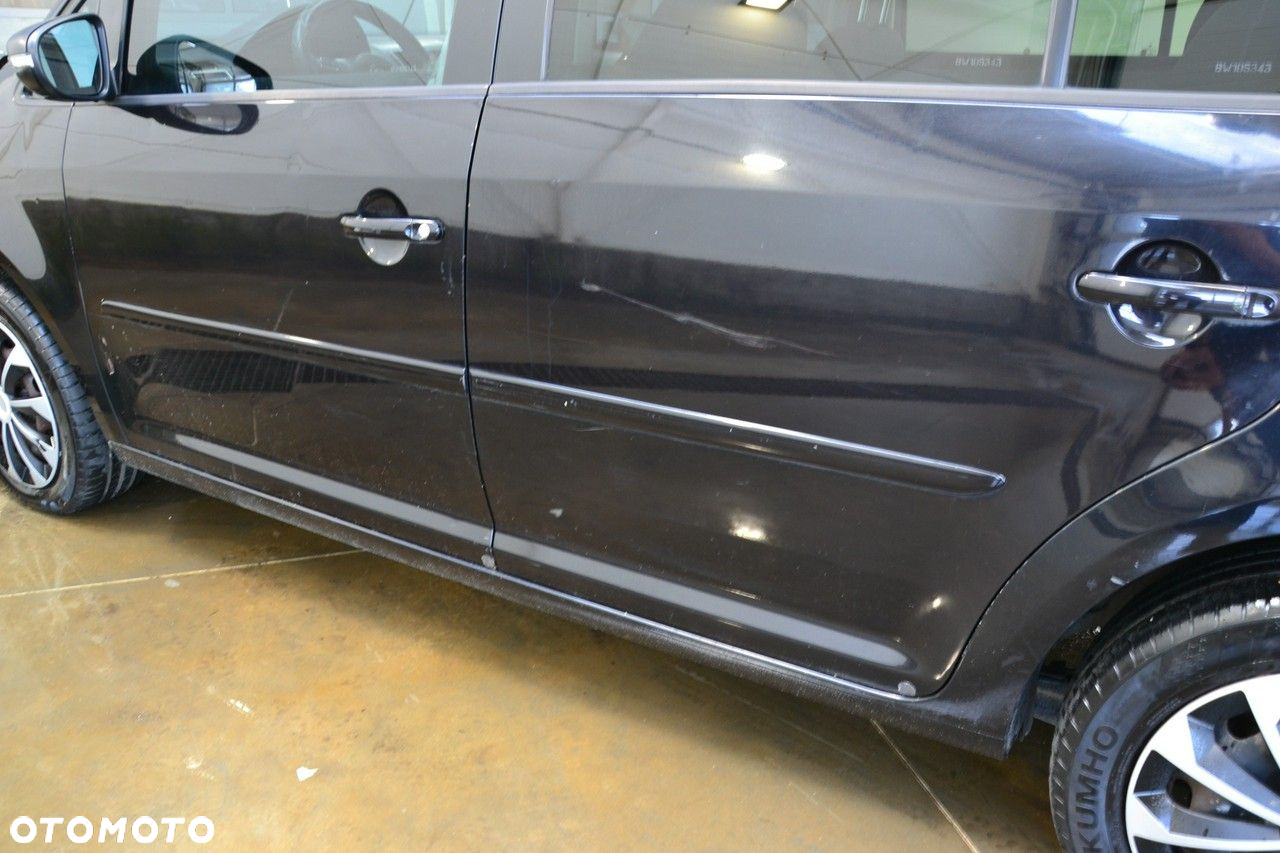 Volkswagen Touran - 16