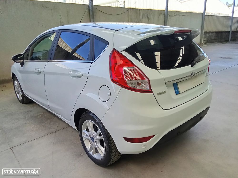 Ford Fiesta 1.0 EcoBoost Hybrid S&S TITANIUM - 4