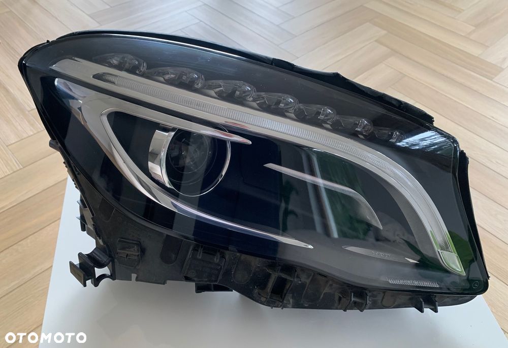 Lampa prawy przód Mercedes GLA X156 A1569061800 Bixenon