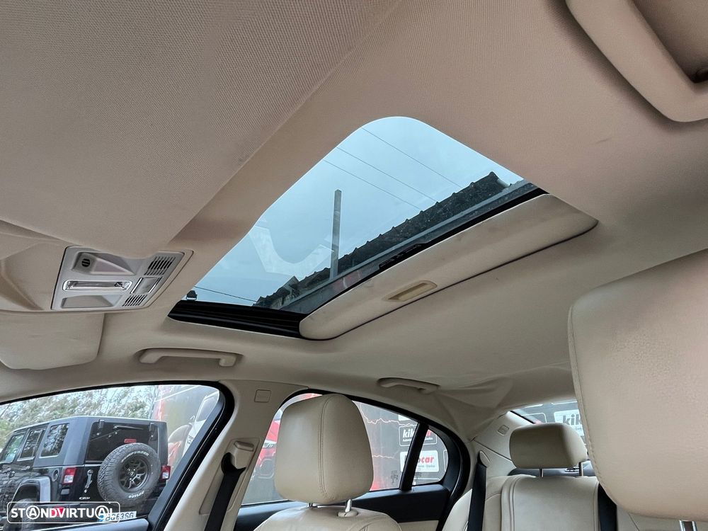 Jaguar XF 2.2 D Luxury - 27