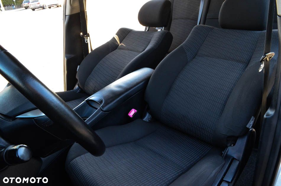 Toyota Avensis 1.8 Comfort - 33