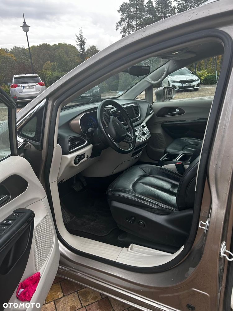 Chrysler Pacifica - 12