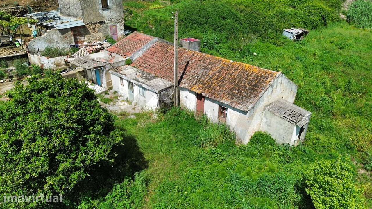 Moradia T2 para recuperação total com terreno, poço e ribeiro – às por - Grande imagem: 3/22