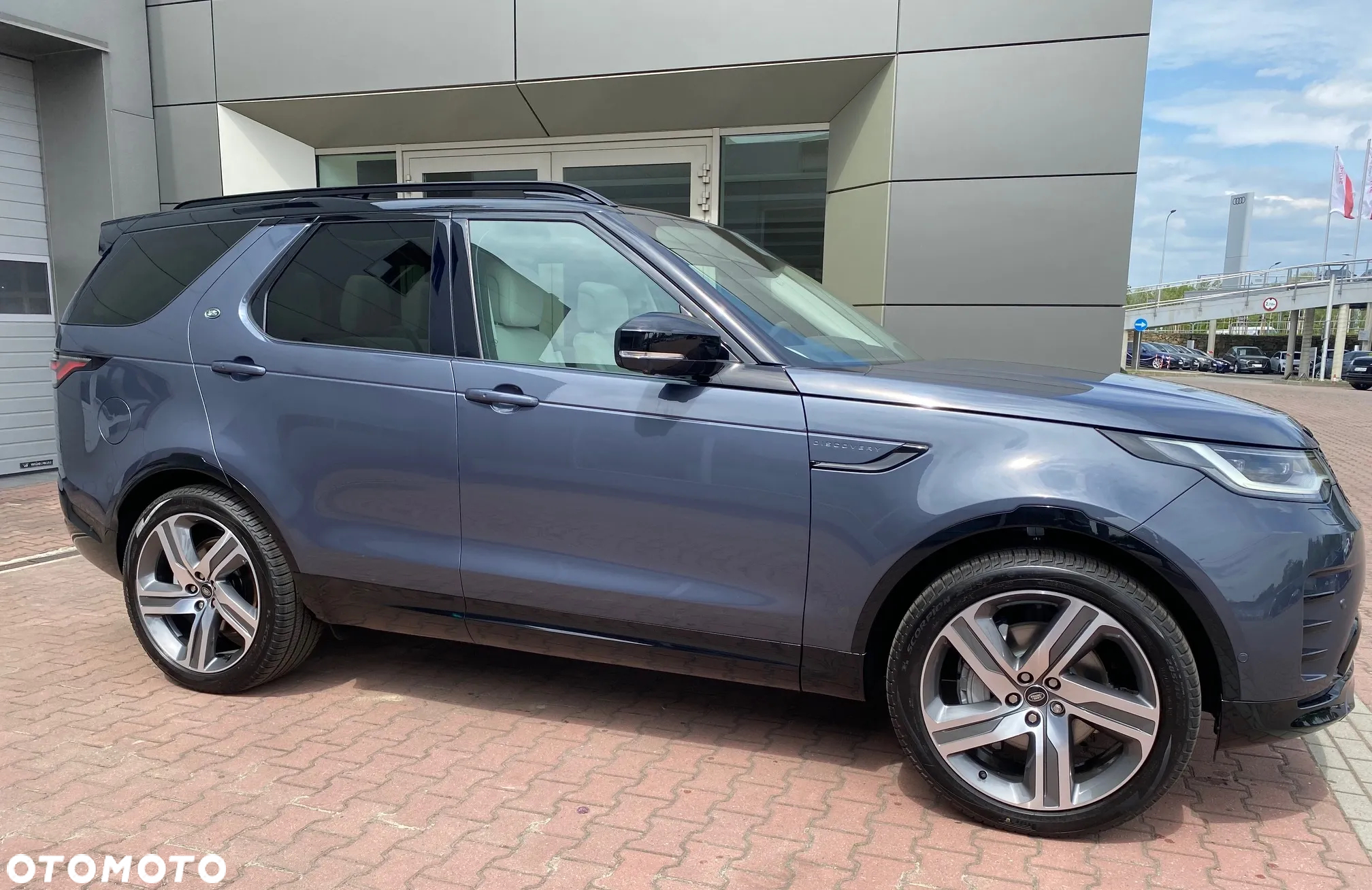 Land Rover Discovery V 3.0 D250 mHEV R-Dynamic SE - 2