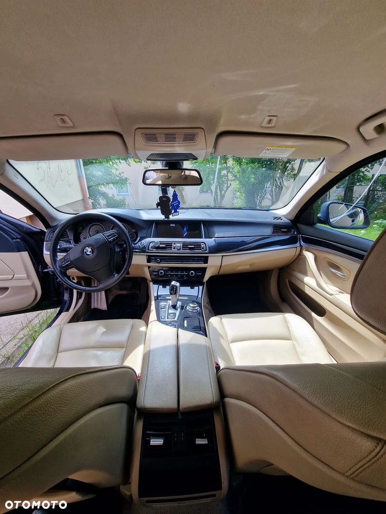 BMW Seria 5 525d xDrive - 13
