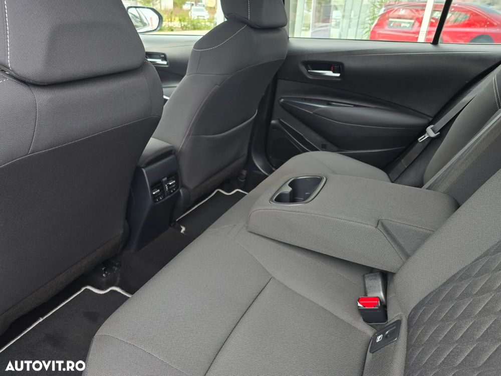 Toyota Corolla Sedan 1.8 HSD Business - 13