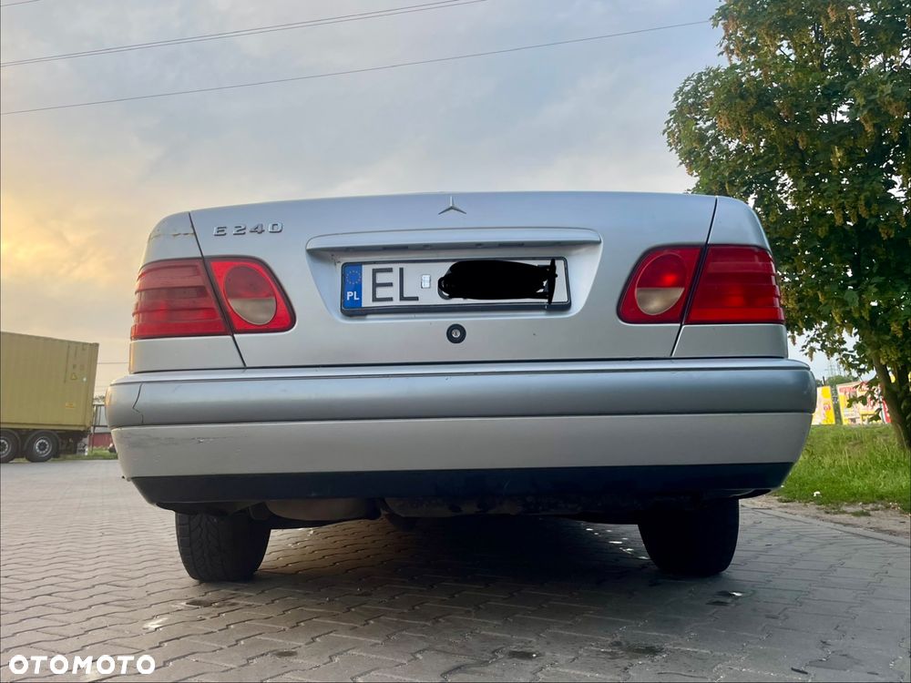 Mercedes-Benz Klasa E 240 Classic - 9