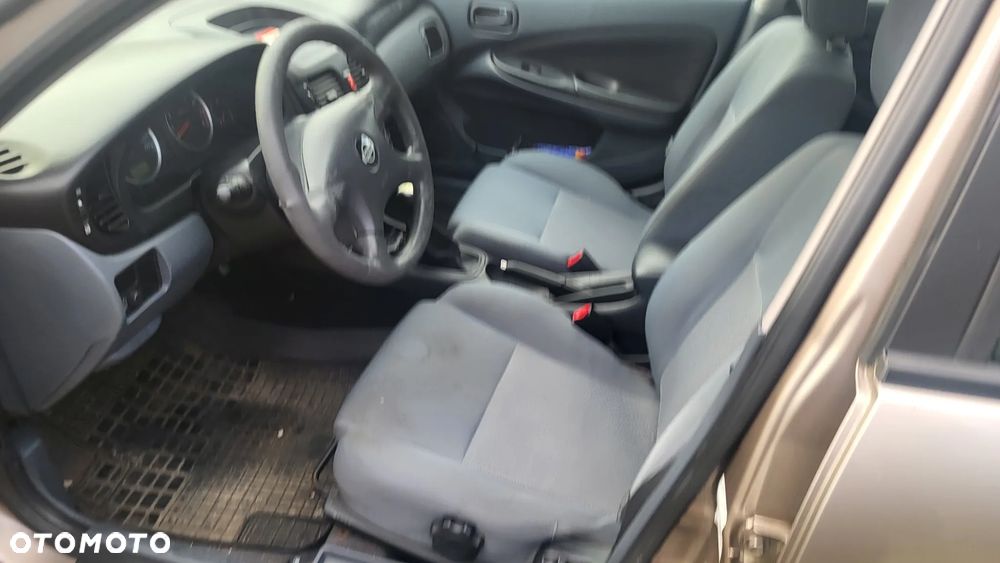 Nissan Almera 1.5 Base - 3