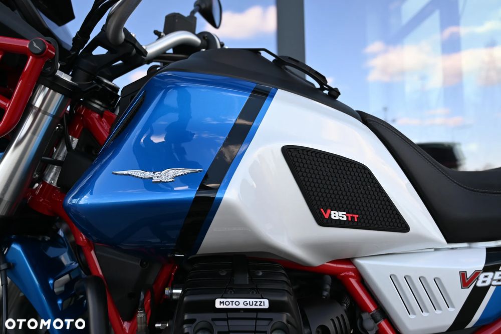 Moto Guzzi V85 - 12