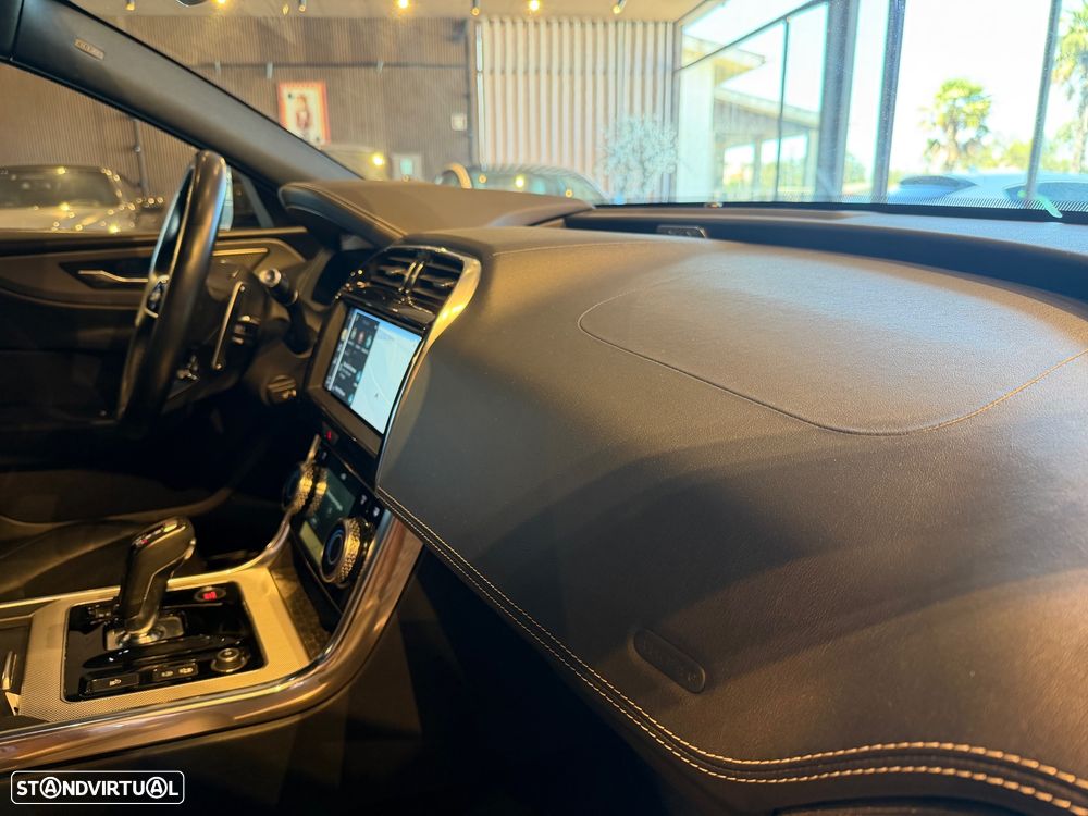 Jaguar XE 2.0 D200 R-Dynamic HSE - 38