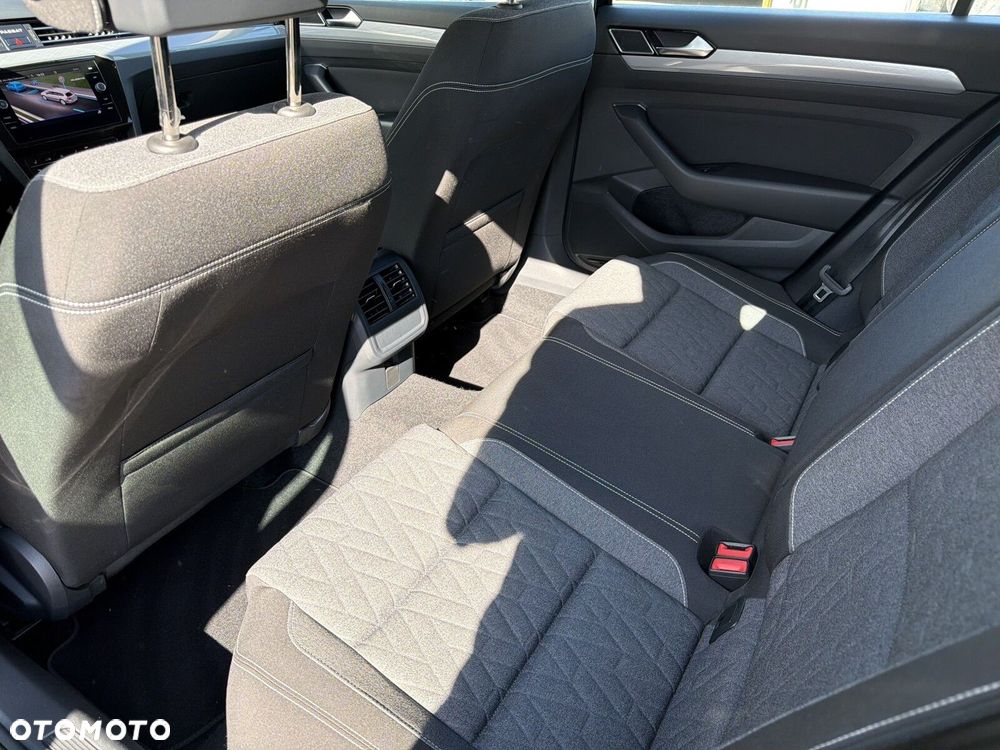 Volkswagen Passat - 33