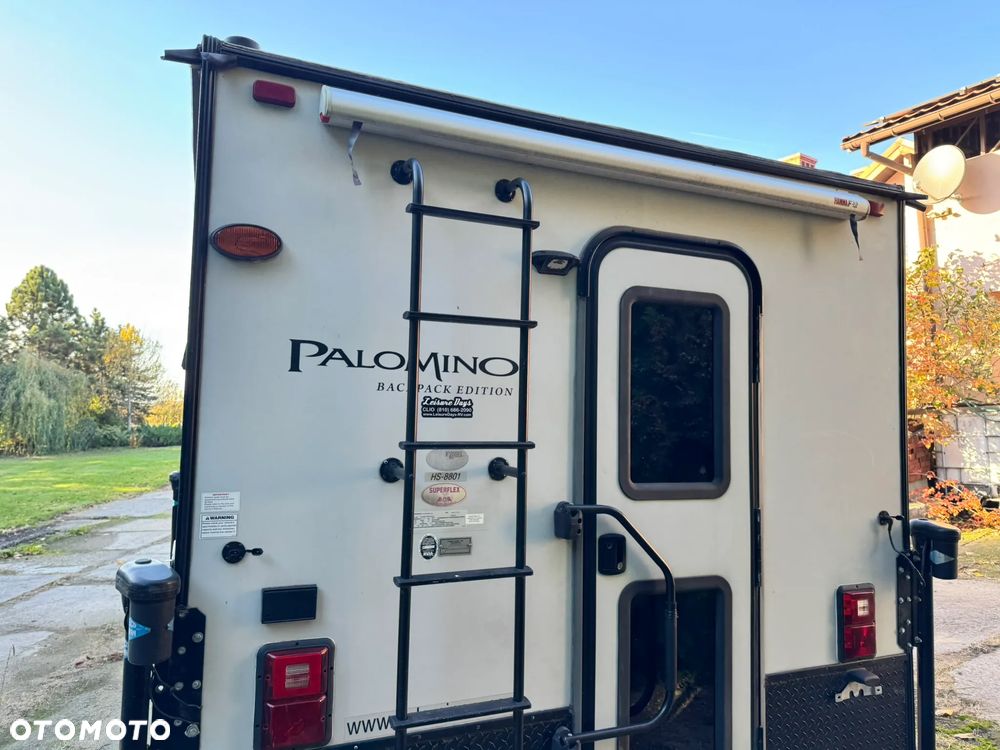 Palomino Backpack HS-8801 – nakładka kamperowa na pickupa, stały dach, łazienka, USA 2015 - 10