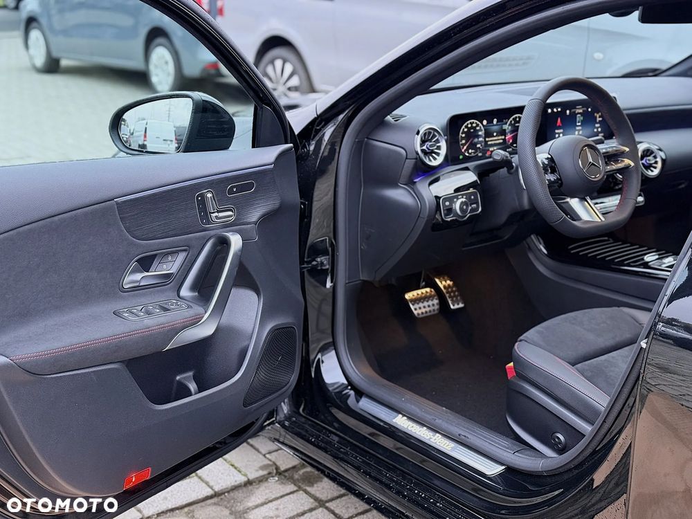 Mercedes-Benz Klasa A 220 4-Matic AMG Line 8G-DCT - 15