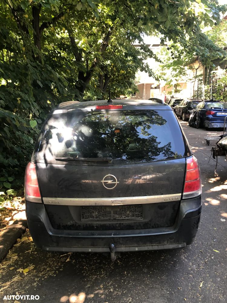 Dezmembrez Opel Zafira B 1,9 120cp 2006 - 2
