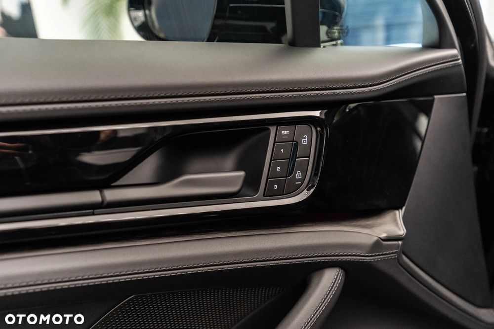 Porsche Panamera 4 E-Hybrid PHEV - 25